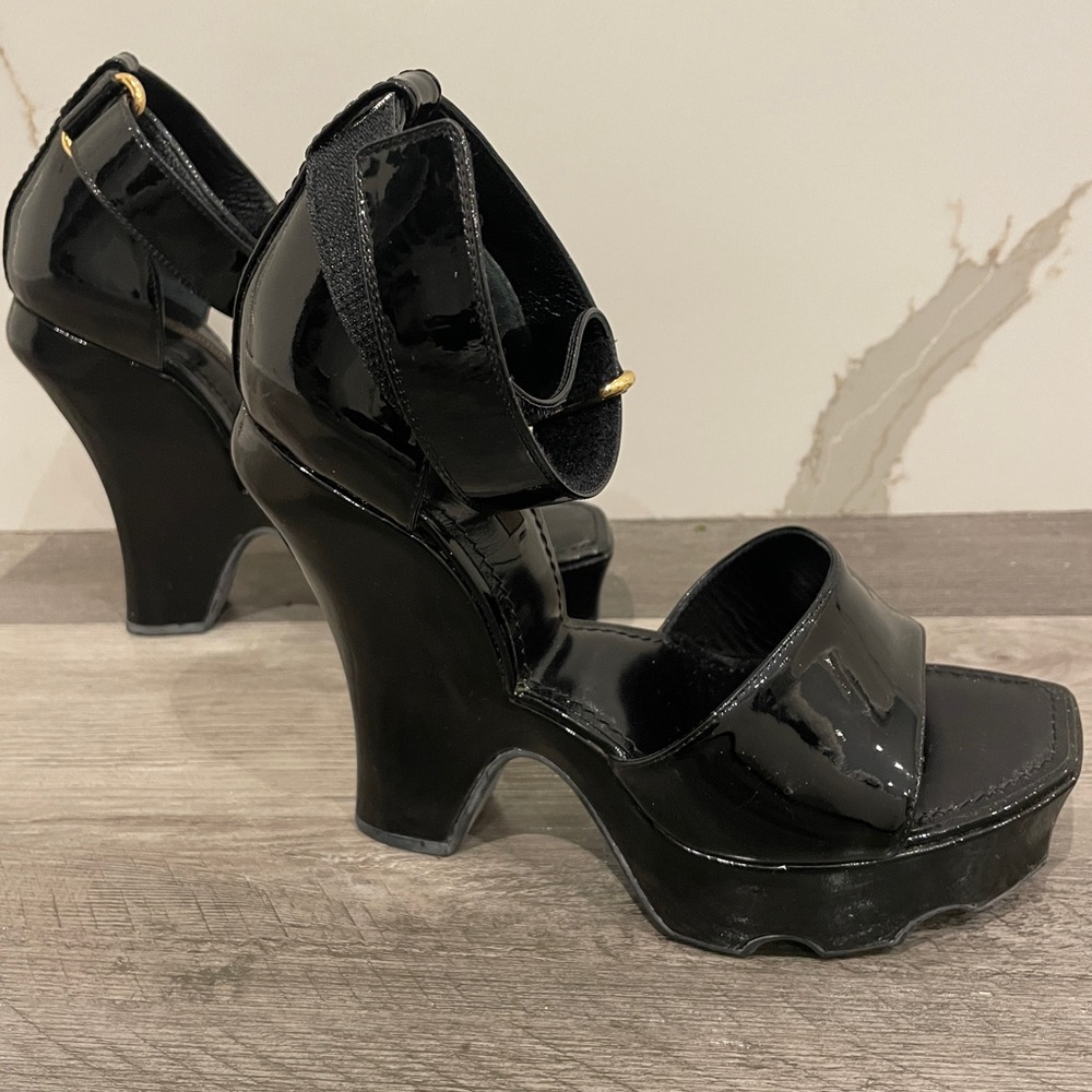 LOUIS VUITTON Black Patent Leather Lug Style Platform Sandal